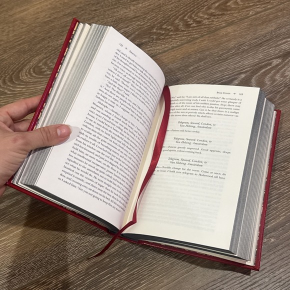 Dracula : (Barnes and Noble Collectible Classics: Flexi Edition) by Stoker Bram - Picture 6 of 7